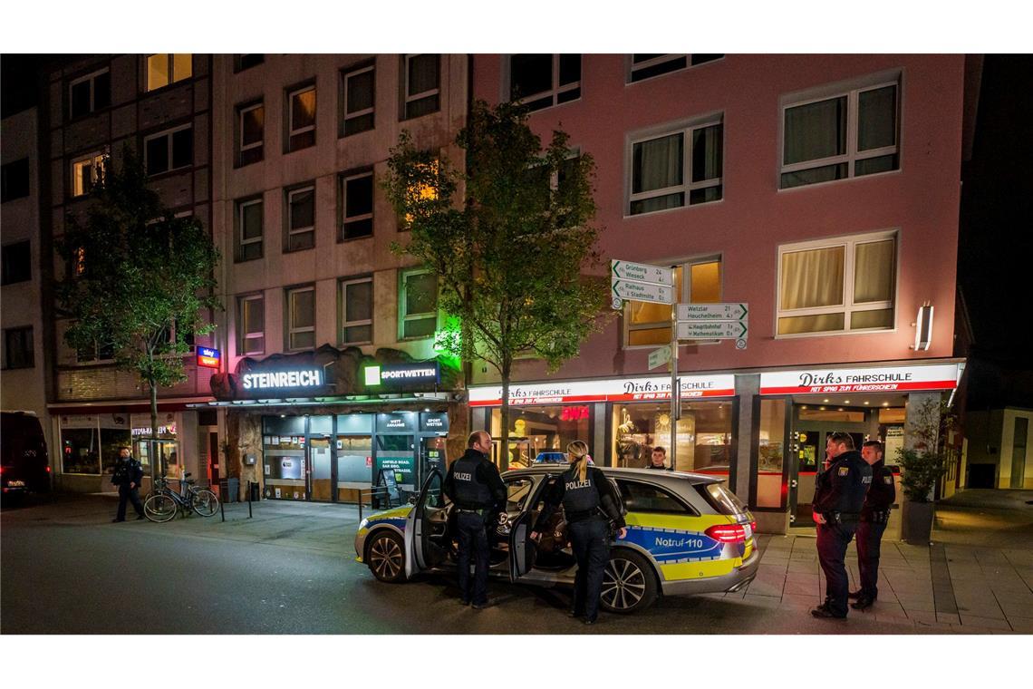 Bei der Tat in einem Wettbüro in der Gießener Innenstadt waren drei Menschen durch Schüsse verletzt worden. (Archivbild)