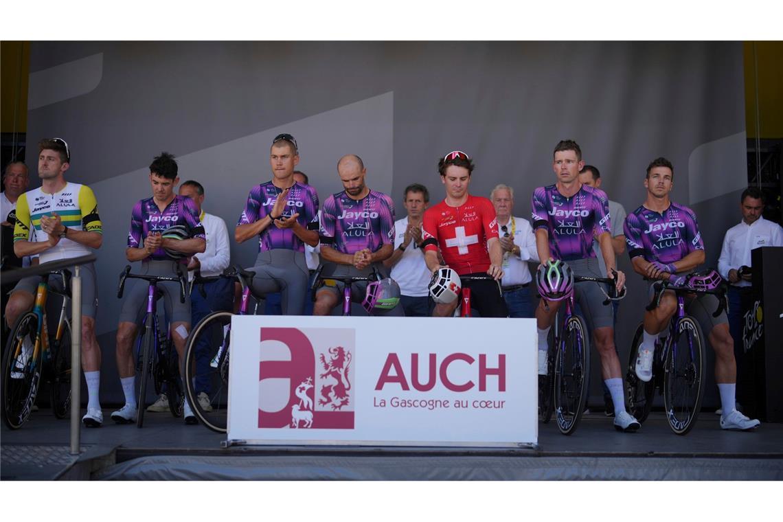 19-Jähriger bei Radrennen in Italien tödlich verunglückt Bei der Tour de France legte das Team des tödlich verunglückten Radsportlers eine Schweigeminute ein.