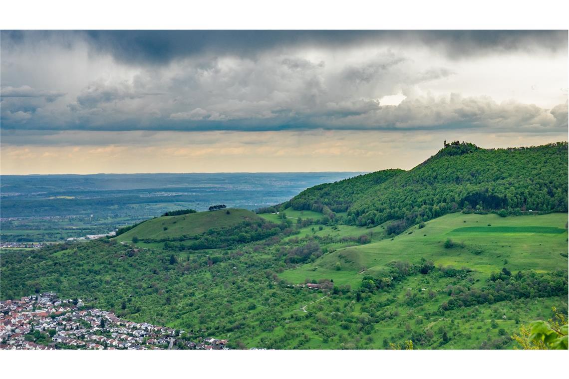 Bei der Tour „Hochgelegen“ hat man vom Brucker Fels auch eine schöne Aussicht auf die Burg Teck und das Städtchen Owen.