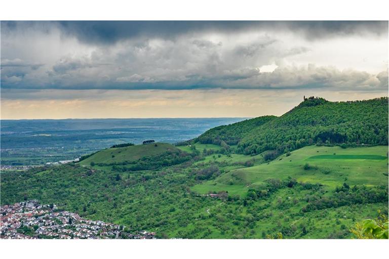 Bei der Tour „Hochgelegen“ hat man vom Brucker Fels auch eine schöne Aussicht auf die Burg Teck und das Städtchen Owen.