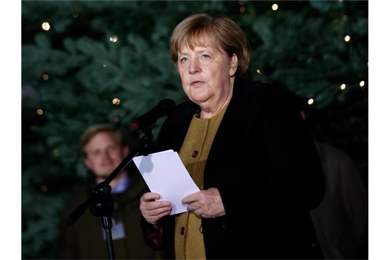 Bei der traditionellen Übergabe des Weihnachtsbaums an das Kanzleramt gibt sich Angela Merkel ganz entspannt. Foto: Carsten Koall/dpa