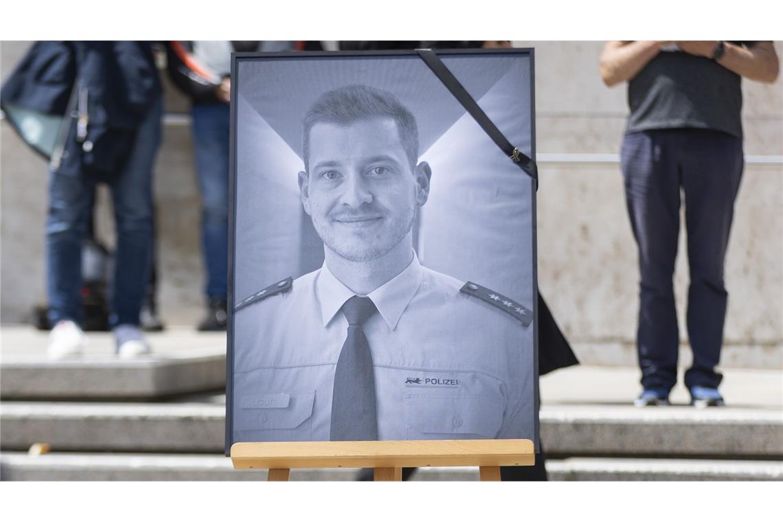 Beklemmende Details – Kollegen berichten vom folgenschweren Einsatz Bei der Trauerfeier auf dem Stuttgarter Rathausplatz haben Polizisten ein Bild ihres Kollegen Rouven Laur aufgestellt.