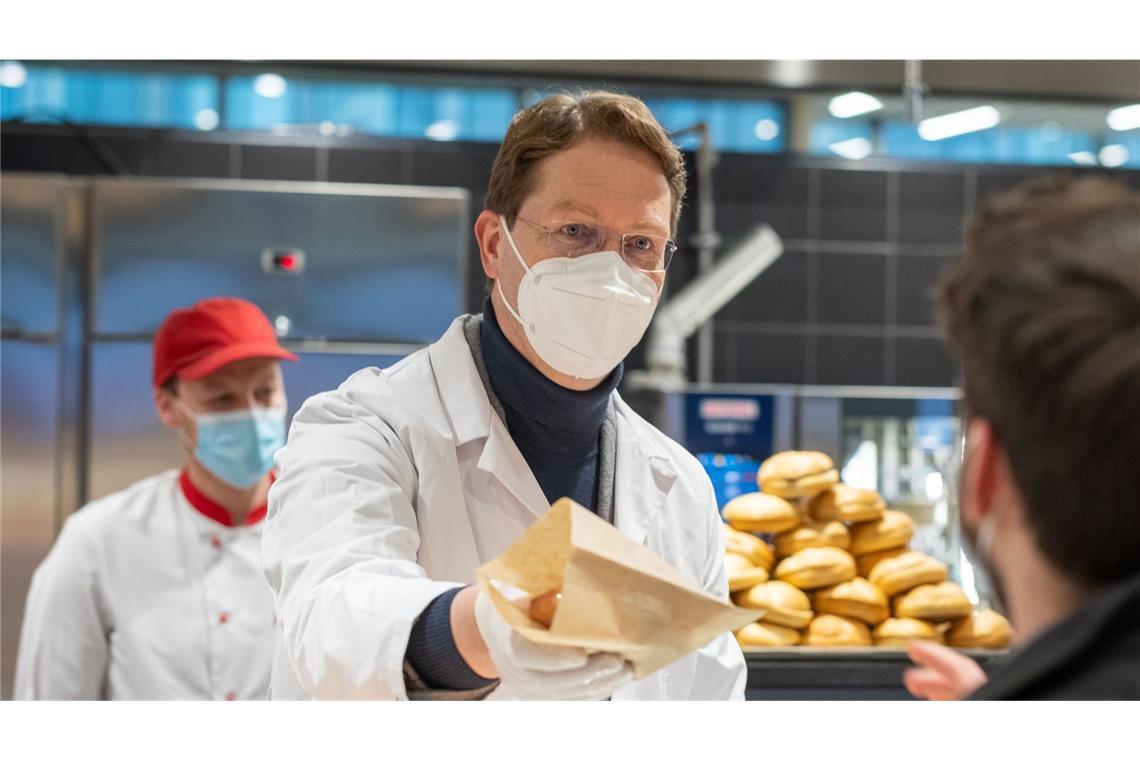Ola Källenius muss mit anpacken Bei der Trennung von der Truck-Sparte serviert der Mercedes-Chef dem Anlass entsprechend Lkw.