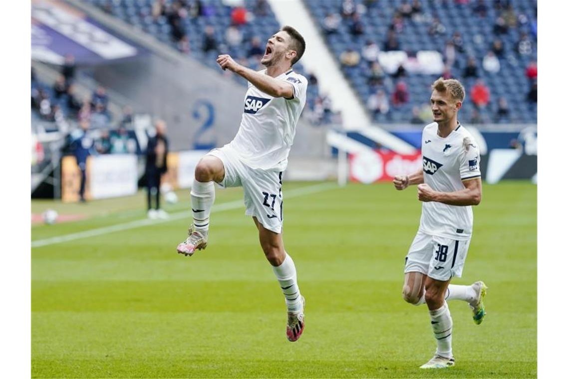 Fußball-Bundesliga am Samstag: Sieben Spiele, sieben Köpfe Bei der TSG 1899 Hoffenheim fiebert man dem Comeback von Stürmer Andrej Kramaric (l) nach überstandener Corona-Infektion entgegen. Foto: Uwe Anspach/dpa