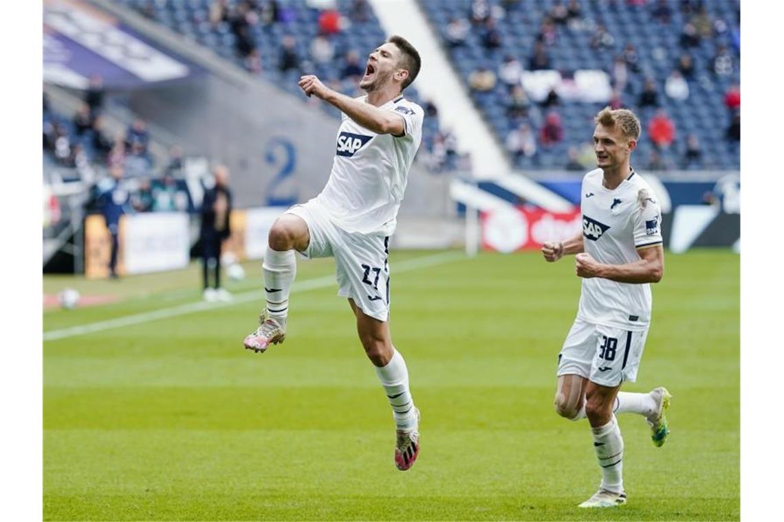 Bei der TSG 1899 Hoffenheim fiebert man dem Comeback von Stürmer Andrej Kramaric (l) nach überstandener Corona-Infektion entgegen. Foto: Uwe Anspach/dpa