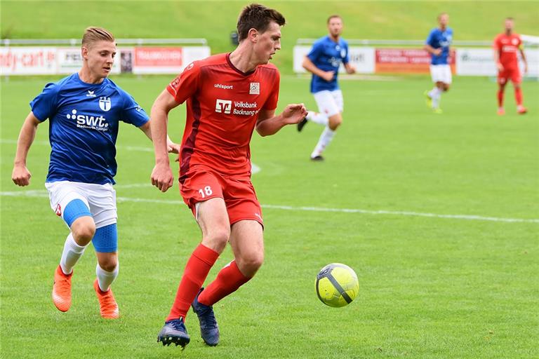 Bei der TSG Backnang auch nächste Saison am Ball: Thomas Doser (rotes Trikot). Foto: T. Sellmaier