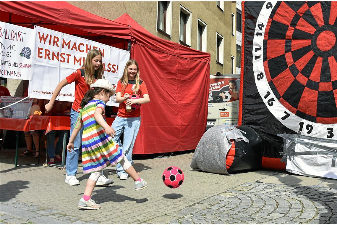 Bei der TSG Backnang Fußball konnte man sich an der riesigen Dartscheibe versuch...