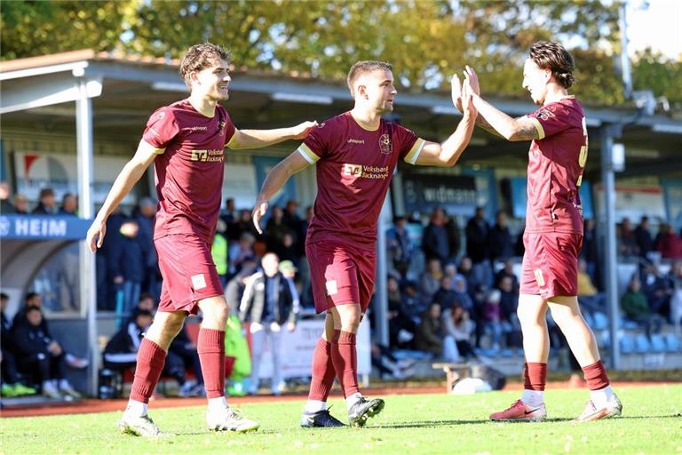 Bei der TSG läuft es derzeit: Lukas Hornek, Tim Pöhler und Giuliano Greco (von links) bejubeln das 2:0. Foto: Alexander Hornauer