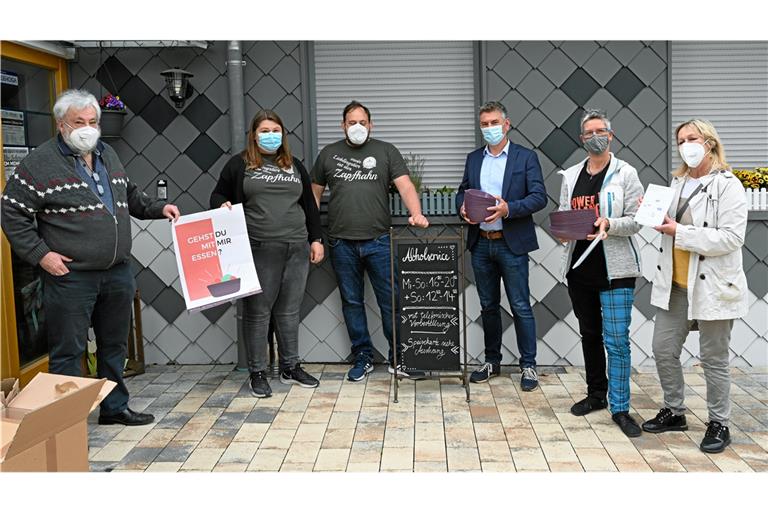 Bei der Übergabe des Mehrweggeschirrs anwesend waren Günter Huber (von links nach rechts), Jessica Häußer und Andreas Huber von der Alten Schmiede, Bürgermeister Ian Schölzel, Silke Müller-Zimmermann für Prima Klima und Sabine Löchelt für die Deutsche Postcode Lotterie. Foto: M. Kurz