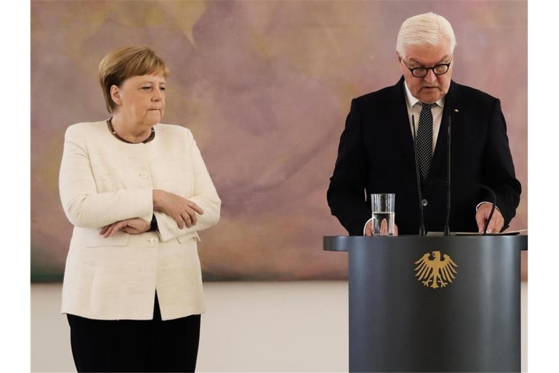 Merkel erleidet erneut heftigen Zitteranfall Bei der Überreichung der Ernennungsurkunde an die neue Bundesjustizministerin Christine Lambrecht fing die Kanzlerin plötzlich an, am ganzen Körper zu zittern. Foto: Kay Nietfeld