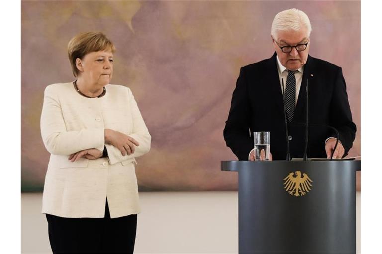 Bei der Überreichung der Ernennungsurkunde an die neue Bundesjustizministerin Christine Lambrecht fing die Kanzlerin plötzlich an, am ganzen Körper zu zittern. Foto: Kay Nietfeld