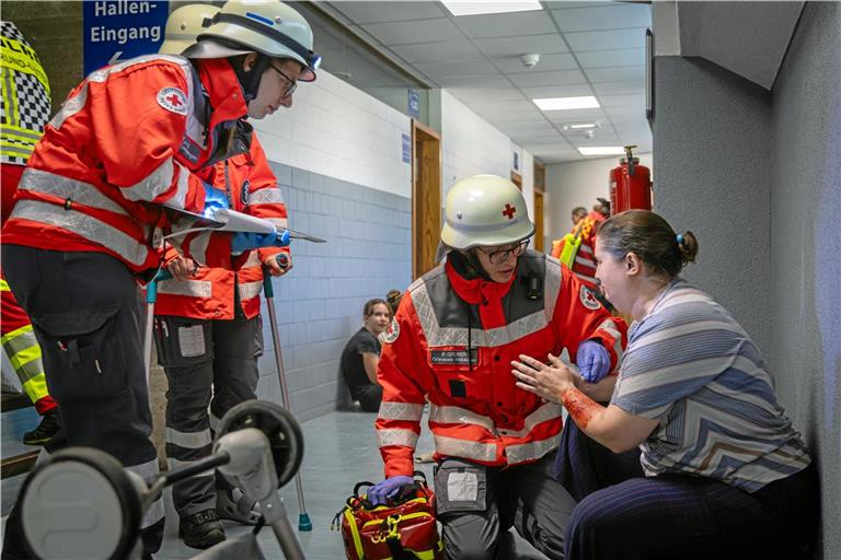 Bei der Übung müssen die Rettungskräfte viele Verletzte klassifizieren und erstversorgen. Fotos: Stefan Bossow