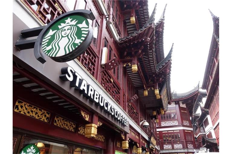 Bei der US-Kaffeehaus-Kette Starbucks florieren die Geschäfte. Foto: Jens Kalaene/dpa-Zentralbild/dpa