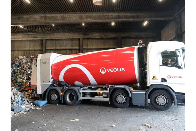 Bei der Veolia Umweltservice Nord Niederlassung EVG GmbH im Seehafen in Rostock wird Restmüll der Hansestadt und aus dem Umland angeliefert zur weiteren Verwertung. Foto: Bernd Wüstneck/dpa-Zentralbild/dpa