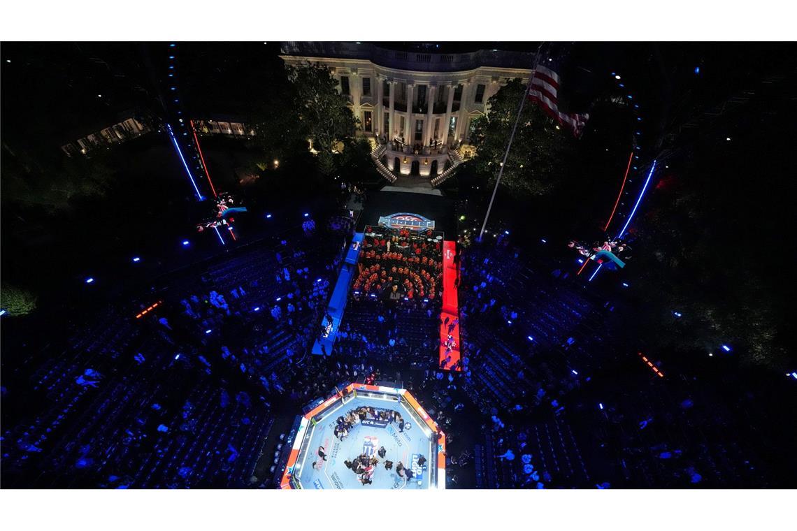 Bei der Veranstaltung traten Topstars der Profiliga Ultimate Fighting Championship (UFC) in einer eigens errichteten Arena gegeneinander an.