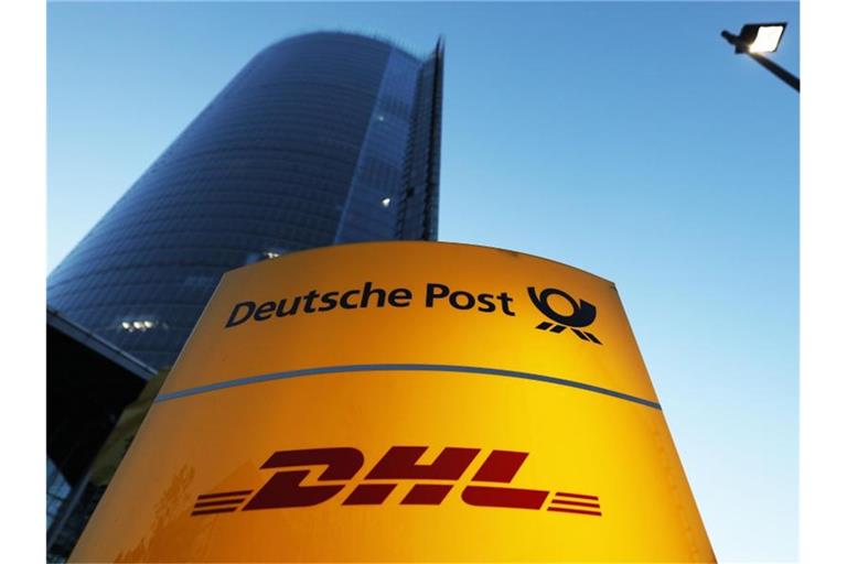 Bei der Verteilung der sehnlichst erwarteten Corona-Impfstoffe will DHL mit seinem globalen Netzwerk samt Tiefkühl-Infrastruktur ein Wörtchen mitreden. Foto: Oliver Berg/dpa