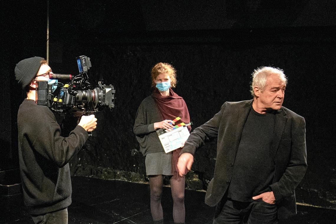 Bei der Videoproduktion „Über Faust“ im Bandhaus-Theater: Regisseur Oliver Karbus (rechts) und Juliane Putzmann. Foto: A. Becher