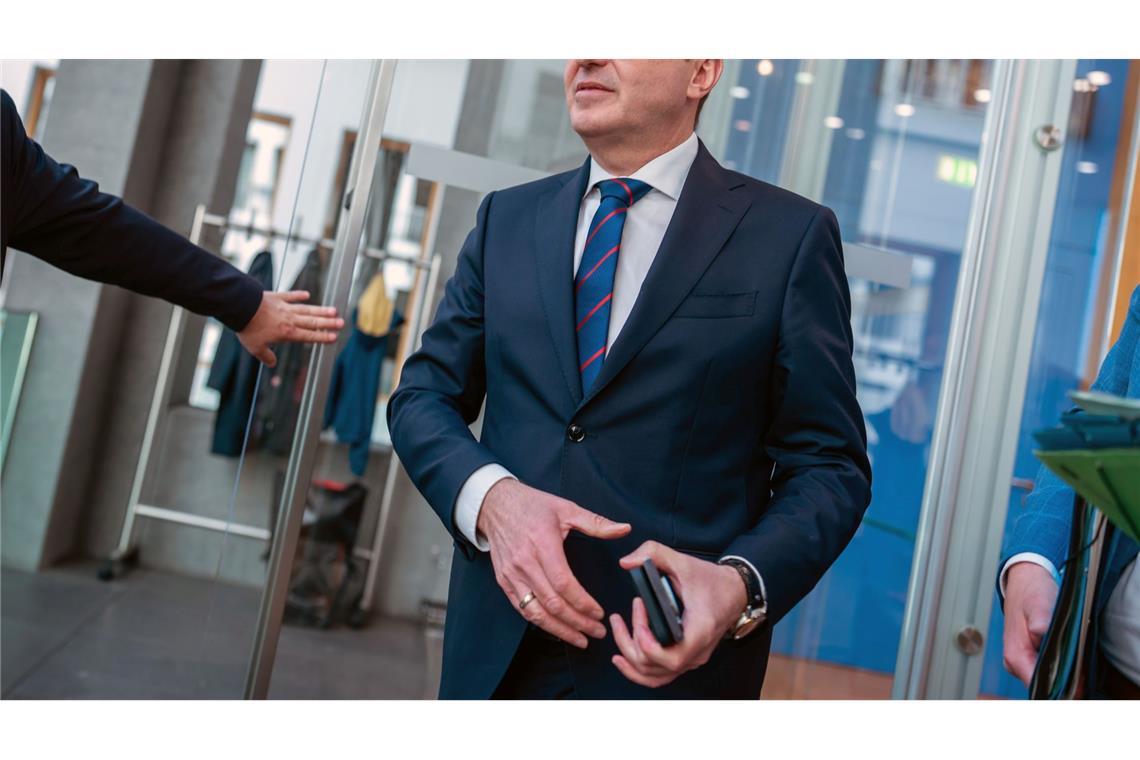 Dobrindt: AfD-Gutachten reicht nicht für Verbotsverfahren Bei der Vorstellung der Jahresstatistik zur politisch motivierten Kriminalität wurde Bundesinnenminister Alexander Dobrindt (CSU) auch nach der AfD gefragt.