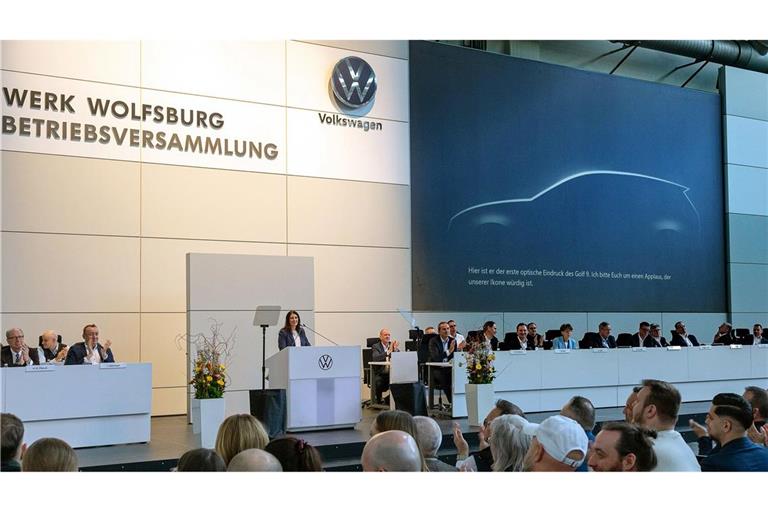 Bei der VW-Betriebsversammlung sind die Umrisse des kommenden Golf 9 erstmals auf der Leinwand zu sehen.