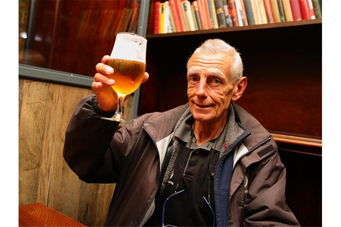 Bei der Wiedereröffnung des Pubs „The Toll Gate“ nimmt Michael Robinson das erste Bier zu sich. Foto: Aaron Chown/PA Wire/dpa