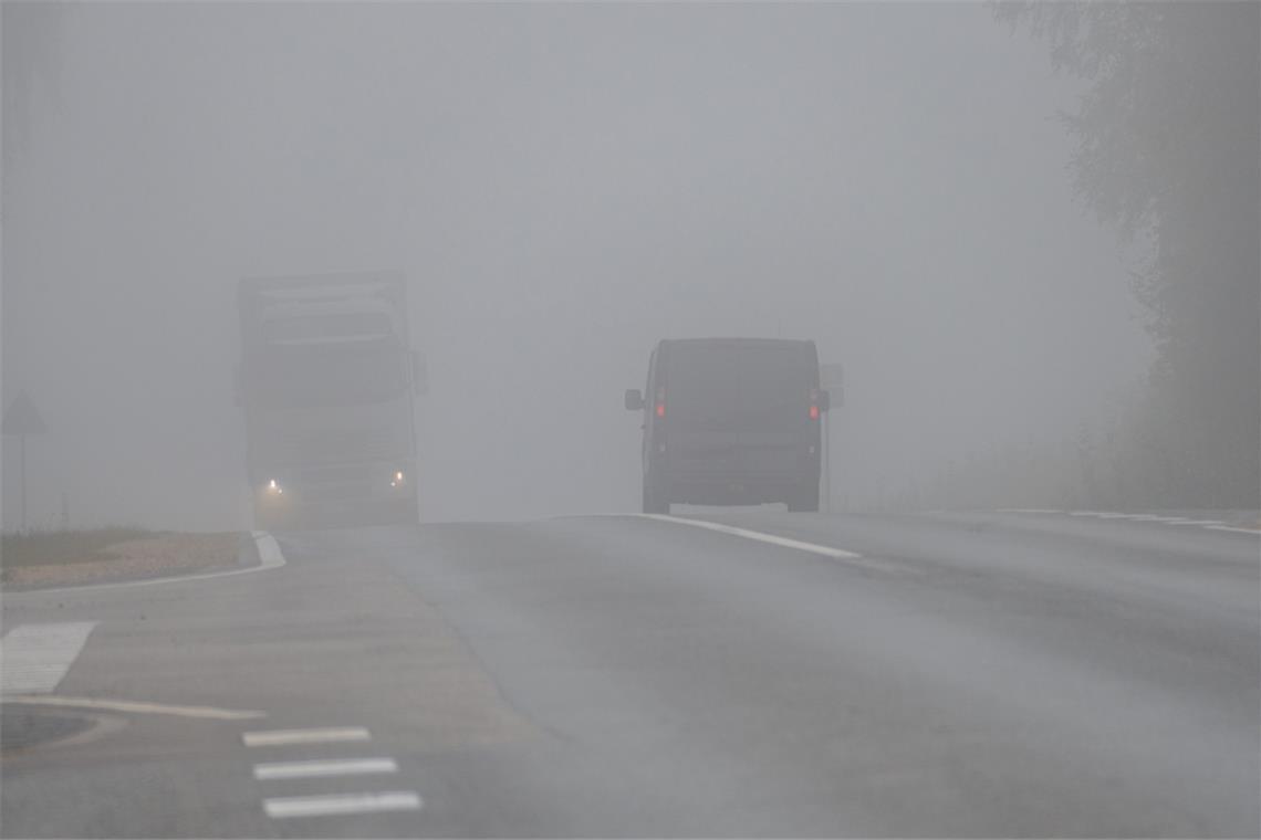 Bei dichtem Nebel sind sich viele Autofahrer unsicher, welches Licht sie benutzen sollen. Alles Wichtige dazu erfahren Sie hier.