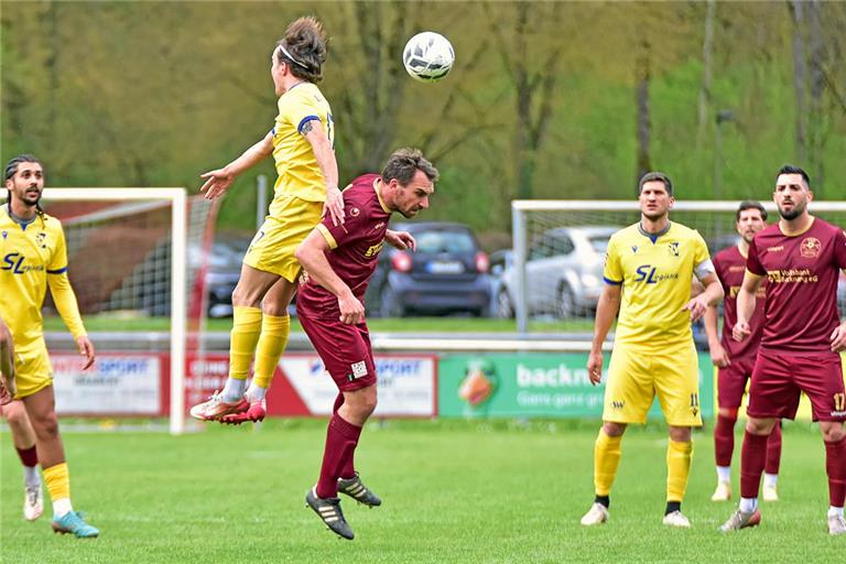 Bei diesem Kopfballduell im Mittelfeld zieht Julian Geldner den Kürzeren. Dafür ist der TSG-Kapitän in der 88. Minute im Strafraum obenauf und köpft zum 3:2 ein. Foto: Tobias Sellmaier