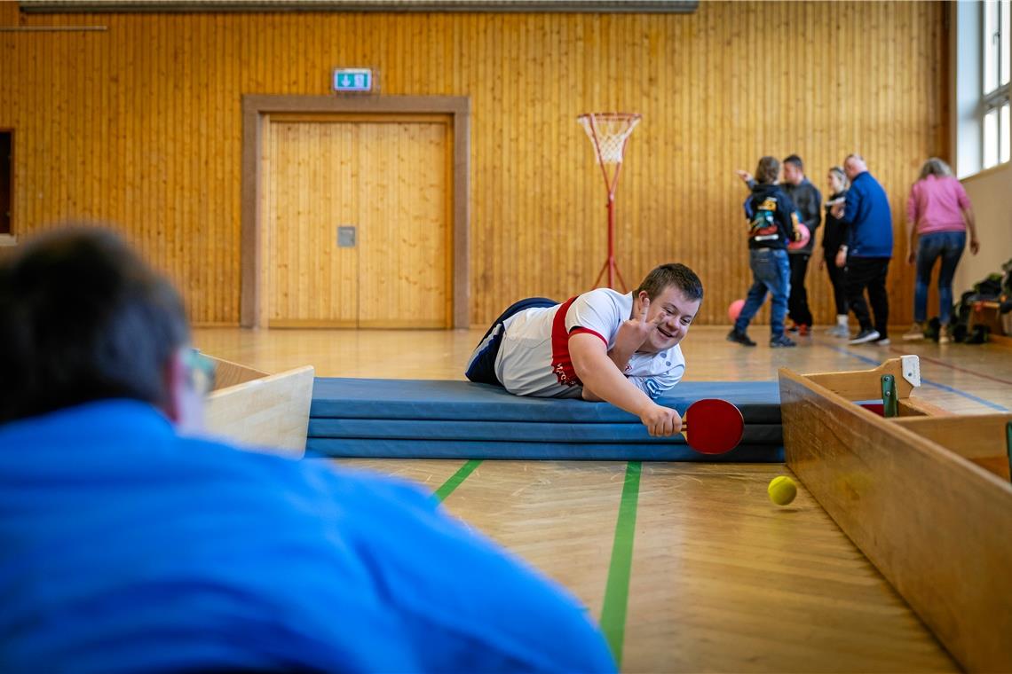 Enormer Sportsgeist bei der Handicap-Sportgruppe des SV Steinbach Bei diesem Spiel passen sich die Teilnehmer einen Tennisball mit Tischtennisschlägern zu.