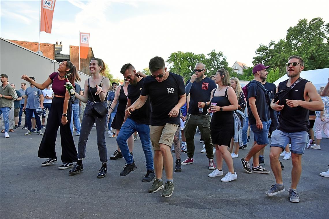 Bei DJ Tobi Rock an der d&b audio Bühne wurde zu den Beats getanzt. 