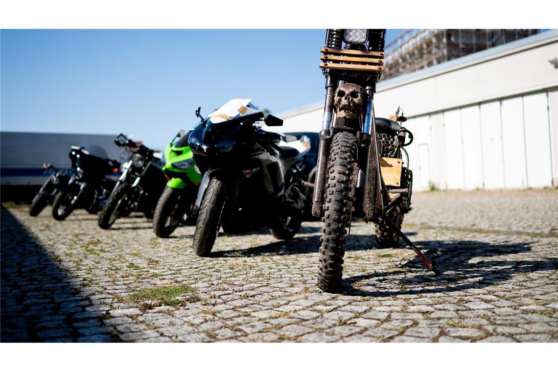 Polizei stellt Motorräder und Bargeld im Rockermilieu sicher