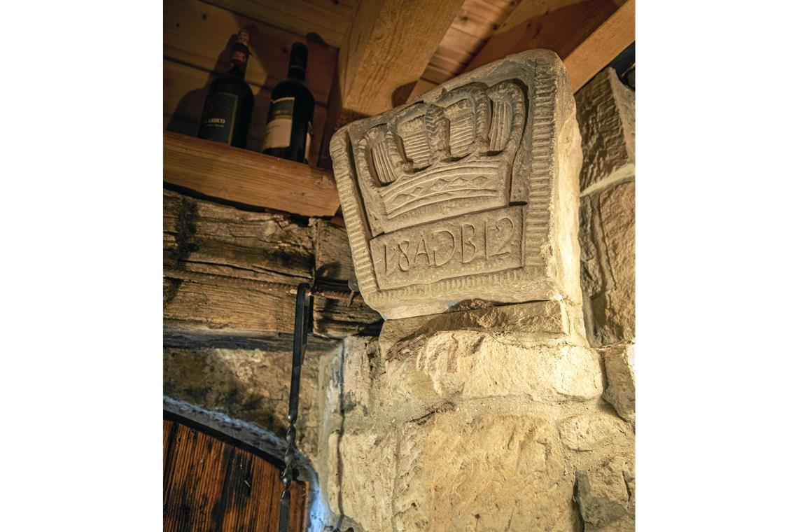 Spaziergang durch die Ortshistorie Bei einem Abstecher in einen Keller entdeckten die Teilnehmer der Gässletour diesen „geretteten“ Sandstein, der über einem Türsturz im Kirchhofweg war.