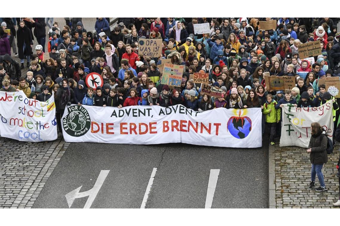 Bei einem Aktionstag von "Fridays for Future" 2019 laufen Tausende Schüler mit dem Banner "Advent Advent die Erde brennt" durch Freiburg. Bei den damaligen Klimaprotesten blieb es lange friedlich.