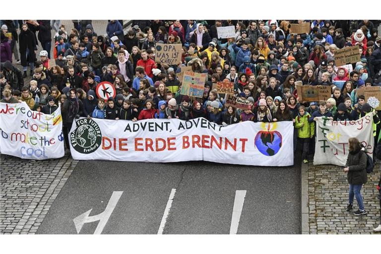 Bei einem Aktionstag von "Fridays for Future" 2019 laufen Tausende Schüler mit dem Banner "Advent Advent die Erde brennt" durch Freiburg. Bei den damaligen Klimaprotesten blieb es lange friedlich.