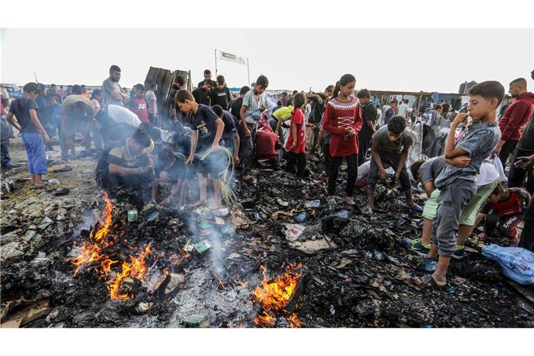 Bei einem Angriff auf ein Lager für Vertriebene in Rafah sind nach Angaben der palästinensischen Gesundheitsbehörde mindestens 45 Menschen getötet worden.