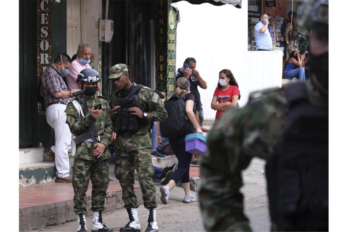 Bei einem Anschlag auf einen Militärstützpunkt im Osten Kolumbiens werden dutzende Menschen verletzt. Foto: Ferley Ospina/AP/dpa