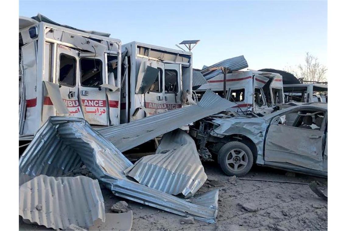 Viele Tote nach Lkw-Bombe und US-Luftschlag in Afghanistan Bei einem Anschlag vor einem Krankenhaus in der Provinz Sabul sind mehrere Menschen getötet worden. Foto: Ahmad Wali Sarhadi/AP