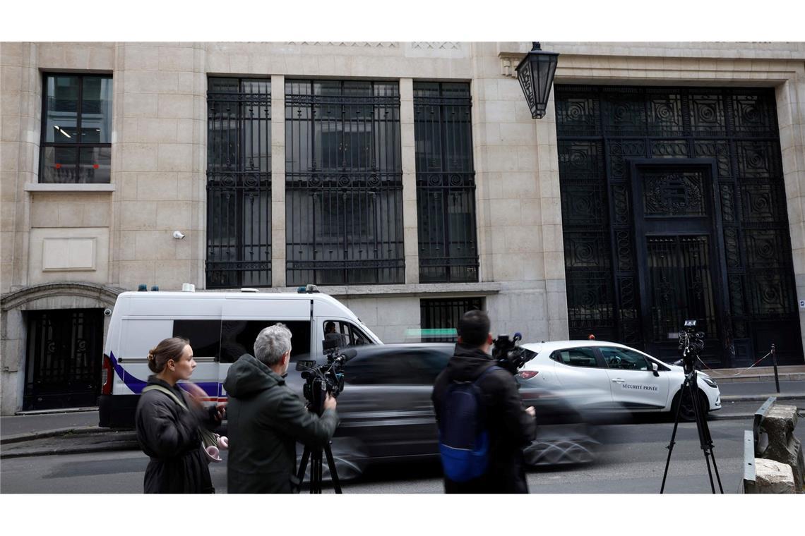 Bei einem Anschlagsversuch auf eine US-Bank in Paris ist ein Verdächtiger auf frischer Tat festgenommen worden.
