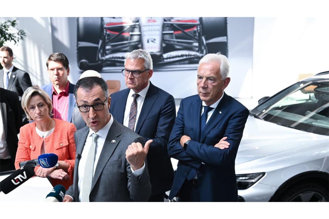 Bei einem Besuch des Audi-Werks in Neckarsulm wird Ministerpräsident Özdemir die Krise der Autobauer unmittelbar vor Augen geführt. Bei der Europäischen Union kämpft die Landesregierung nun für Erleichterungen für die gesamte Fahrzeugindustrie.