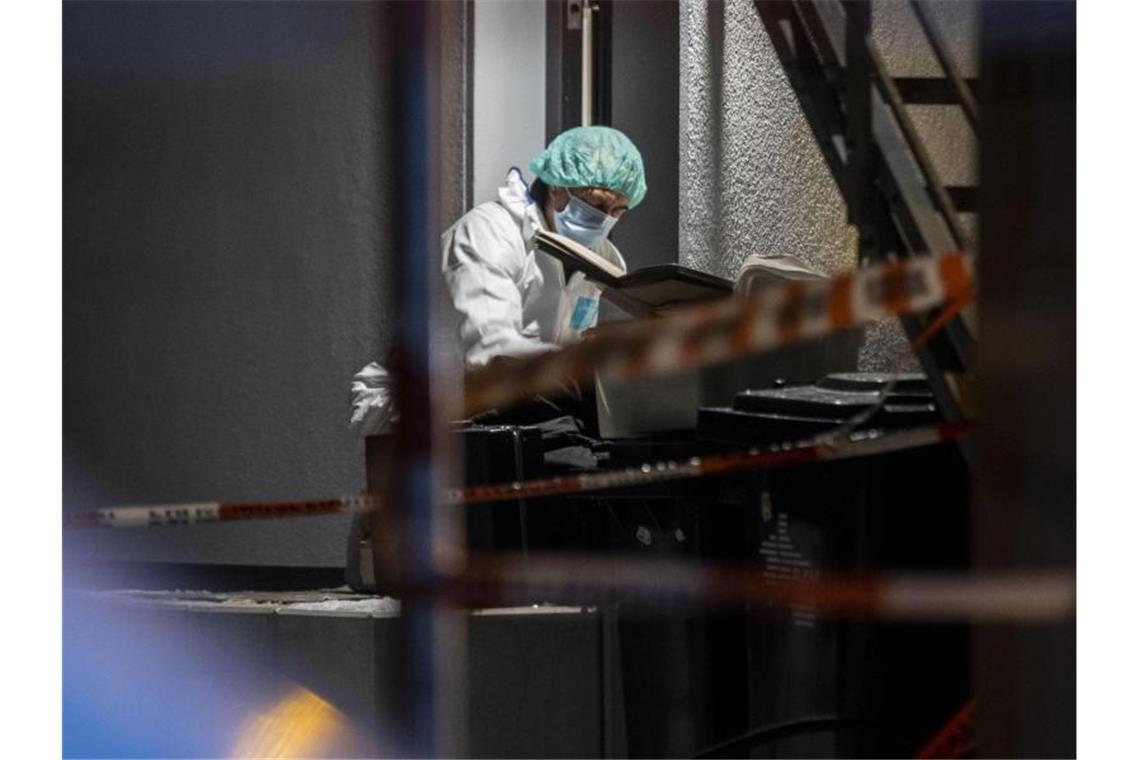 Bluttat mit fünf Toten: Vater tötet Familie und sich selbst Bei einem Brand in einem Wohnhaus in Radevormwald sind fünf Menschen ums Leben gekommen. Foto: Christoph Reichwein/dpa