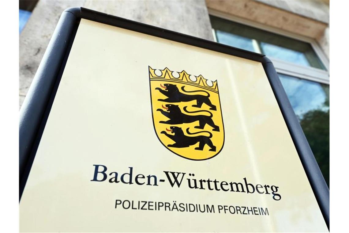 Bei einem Einsatz am Wochenende hat die Polizei in Pforzheim nach eigenen Angaben einen Betrunkenen festgenommen - dabei sei es nötig gewesen, dessen „Widerstand mit körperlicher Gewalt zu brechen“. Ein Video davon kursiert im Internet. Foto: Uli Deck/dpa