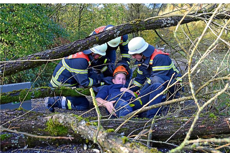 Bei einem Ereignis wie zum Beispiel Starkregen könnten viele Menschen auf die Hilfe von Ehrenamtlichen angewiesen sein. Auf dem Foto wird der Ernstfall im oberen Murrtal geprobt, im Rahmen einer kreisweiten Übung. Archivfoto: Tobias Sellmaier