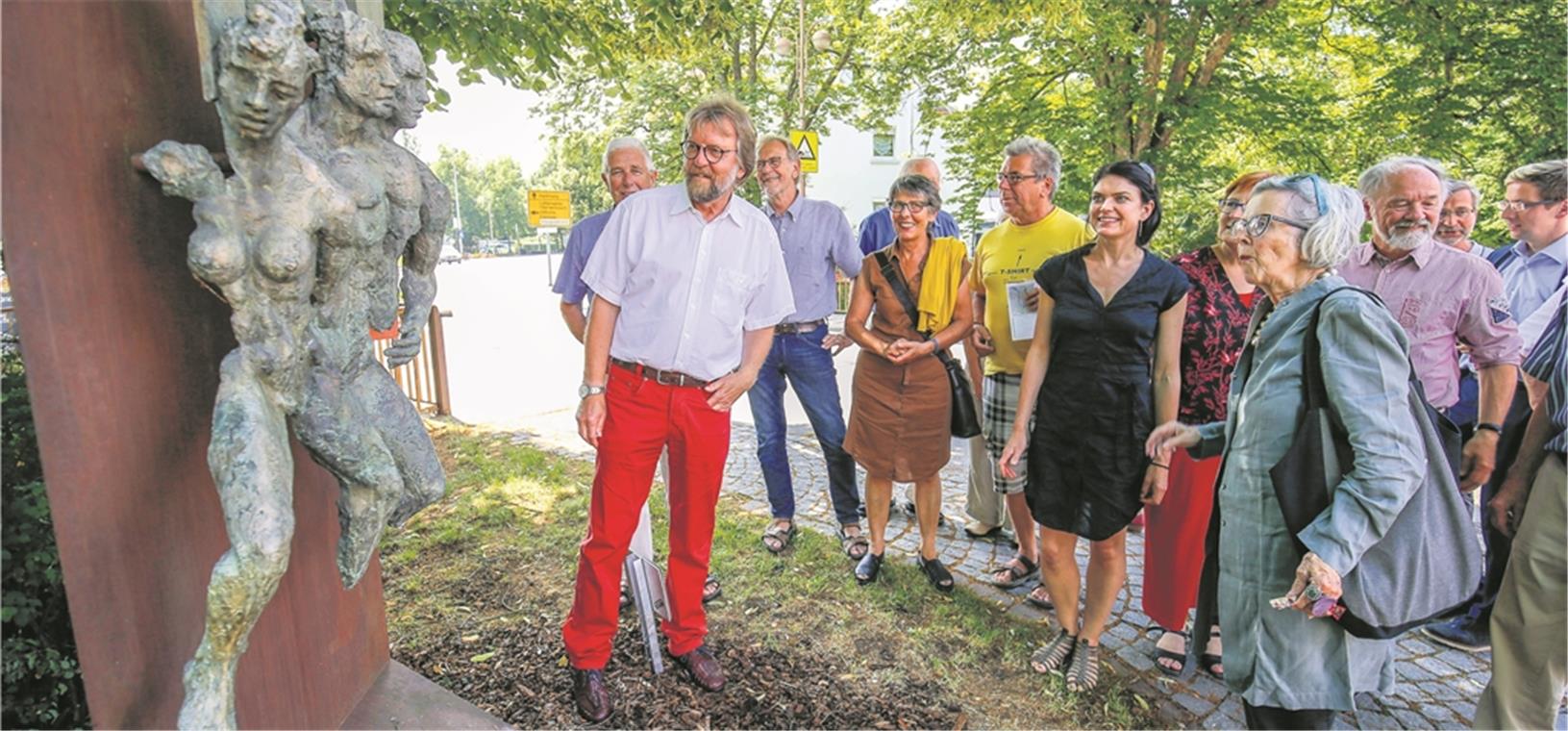 Skulpturen schmücken Weissach Bei einem ersten Rundgang am Skulpturenpfad durch Weissach im Tal konnten sich die Besucher von den Werken überzeugen. Fotos: A. Becher