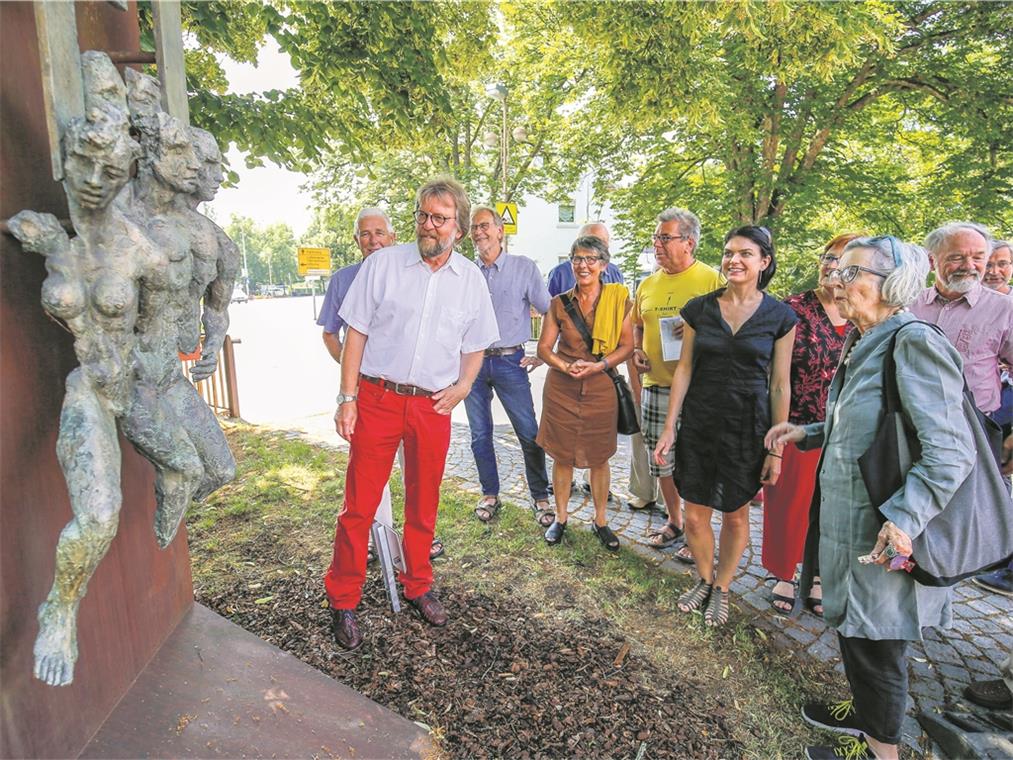 Bei einem ersten Rundgang am Skulpturenpfad durch Weissach im Tal konnten sich die Besucher von den Werken überzeugen. Fotos: A. Becher