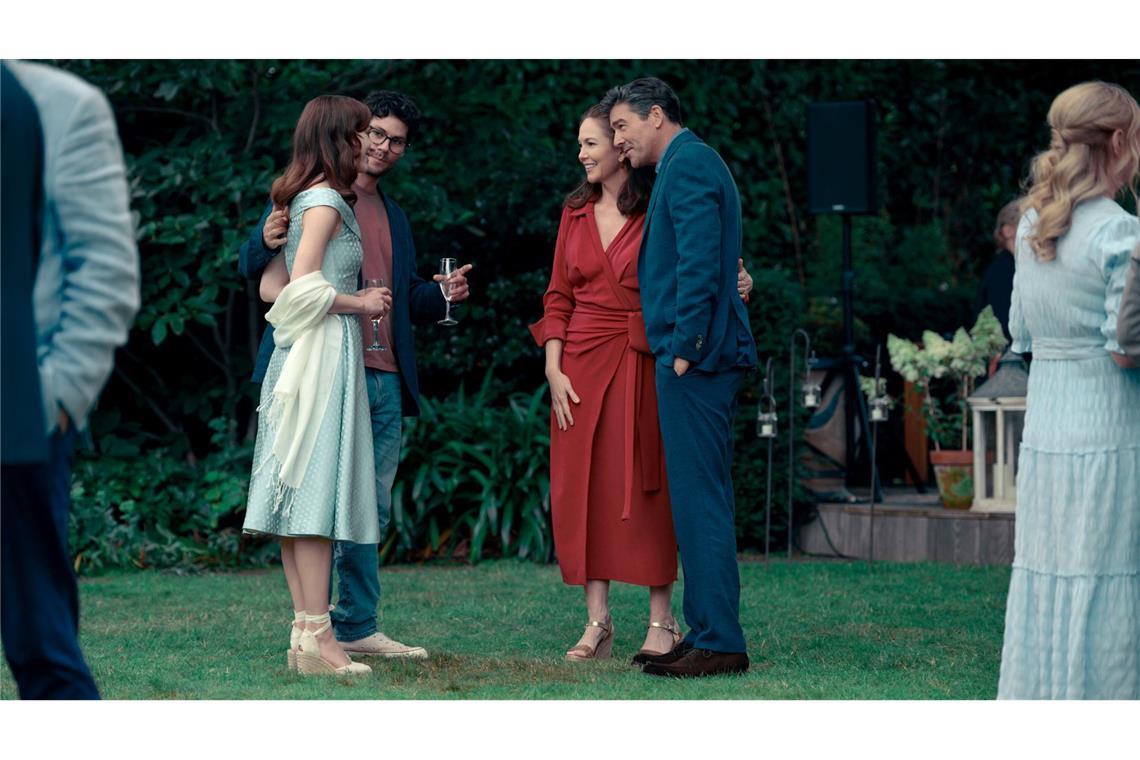 Bei einem Familientreffen soll Liz (Phoebe Dynevor, li.) die Eltern (Diane Lane, Kyle Chandler) ihres neuen Freundes Josh (Dylan O’Brian) kennenlernen.