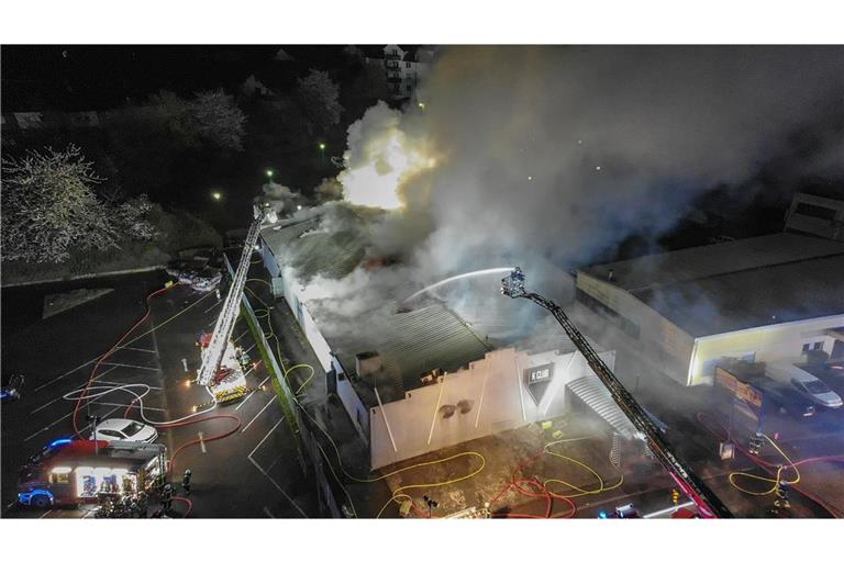 Bei einem Feuer in einer Großraum-Disco unweit der französischen Grenze konnten sich Hunderte rechtzeitig in Sicherheit bringen.