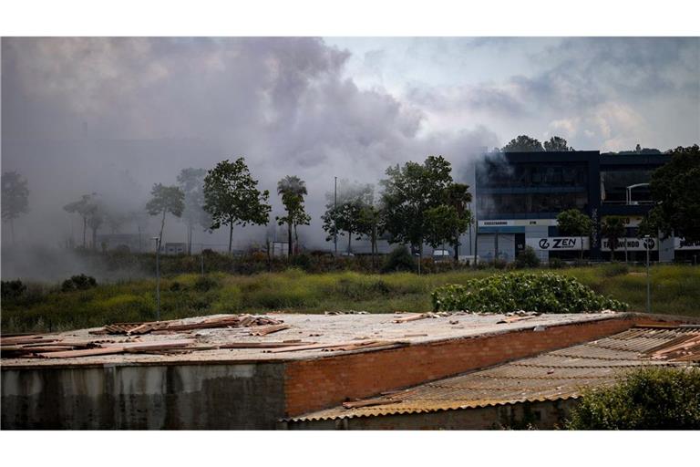 Bei einem Feuer in einer Lagerhalle in Spanien für Chlor ist eine giftige Wolke freigesetzt worden.