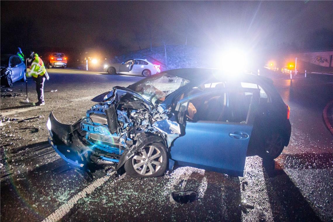 Zwei Verletzte bei Frontalcrash Bei einem Frontalzusammenstoß am Montagabend in Waiblingen sind ein Golf und ein Toyota erheblich beschädigt worden. Foto: 7aktuell/Simon Adomat
