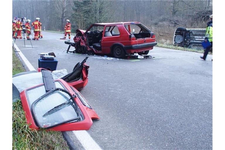 Bei einem Frontalzusammenstoß bei Wildberg (Kreis Calw) sind drei Menschen verletzt worden. Foto: Gress/SDMG/dpa