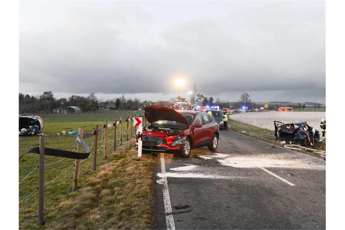 Zweites Kind stirbt nach Unfall in Barsinghausen Bei einem Frontalzusammenstoß zweier Autos bei Barsinghausen ist nach Polizeiangaben ein Kind ums Leben gekommen, mindestens vier weitere Menschen sind schwer verletzt worden. Foto: Frank Tunnat/dpa