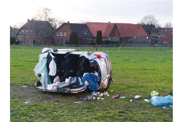Bei einem Frontalzusammenstoß zweier Autos bei Barsinghausen sind zwei Kinder ums Leben gekommen. Foto: Frank Tunnat/dpa