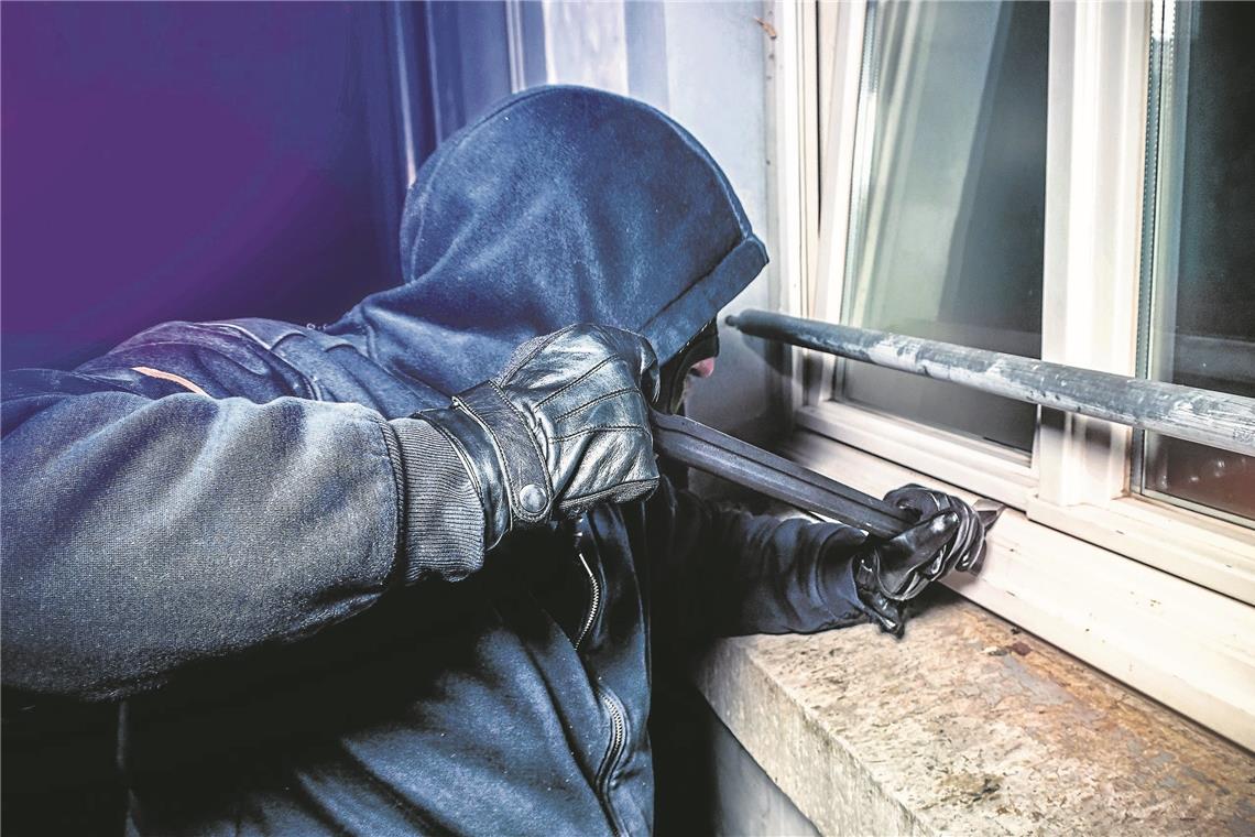 Wohnungseinbrüche in der Straße im Bühl in Backnang Bei einem Gebäude ist ein Einbrecher durch ein Küchenfenster eingestiegen. Symbolbild: AA+W - stock.adobe.com